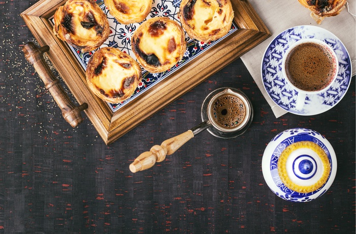 Pastel de Nata serveret med kaffe