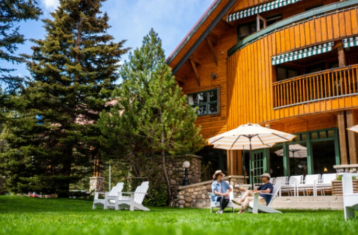 Post Hotel & Spa, Lake Louise i det vestlige Canada - Terrassen