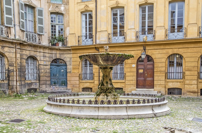 Gammelt torv med springvand i Aix-en-Provence, Frankrig