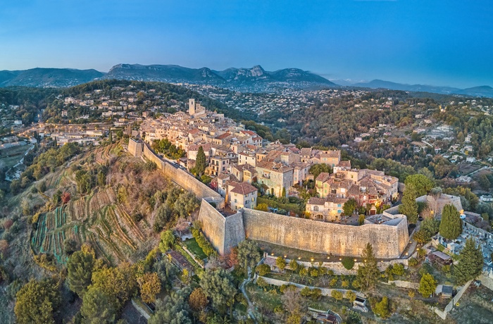 Luftfoto at fæstningsbyen Saint-Paul de Vence, Provence i Frankrig