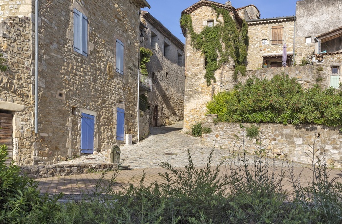 Smal gade i Salavas i Provence, Frankrig