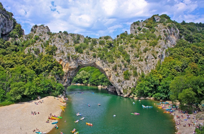 Vallon Pont d’Arch og kanoer på floden Ardeche, Provence i Frankrig