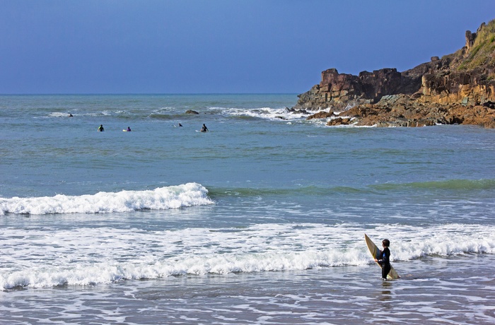 Surfing fra strand ved Agnes Water på Capricorn Coast - Queensland