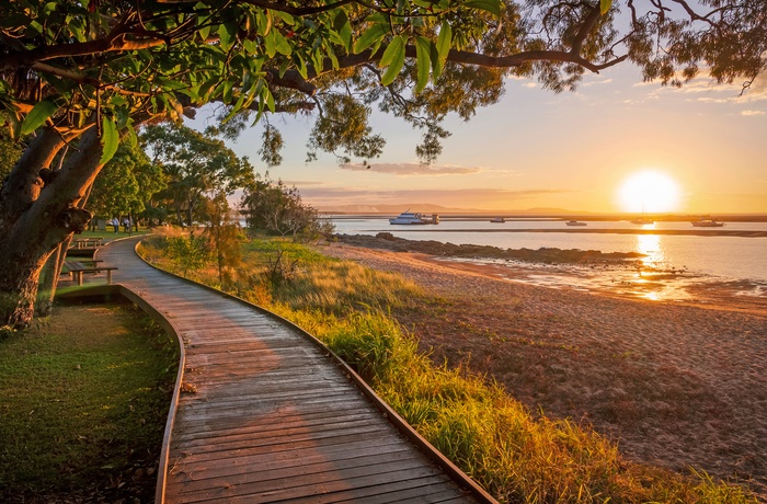 Solnedgang set fra strand i kystbyen 1770, Queensland