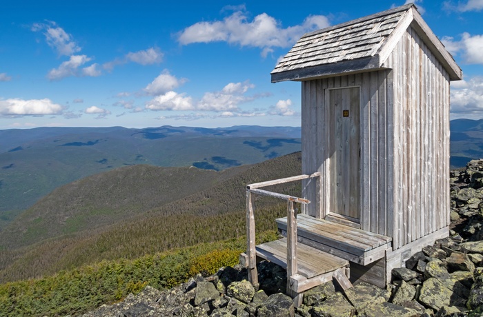 Lille toilet på toppen af Mount Albert i Gaspésie National Park, Quebec i Canada