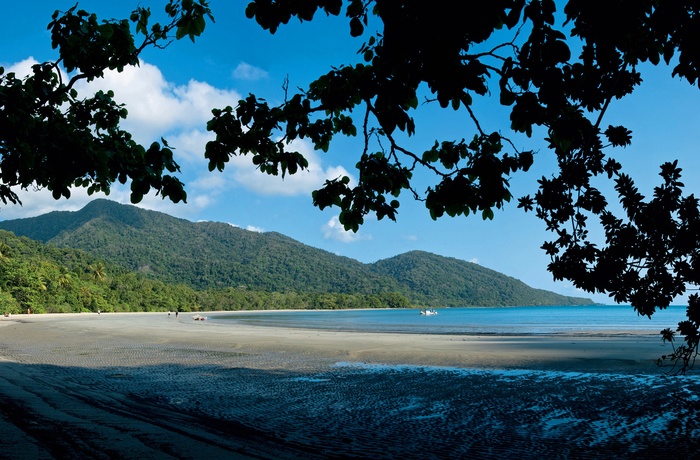 Strand i Cape Tribulation, Queensland i Australien