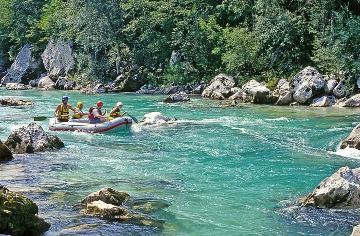Rafting på The Soca-floden i Triglav National Park i Slovenien