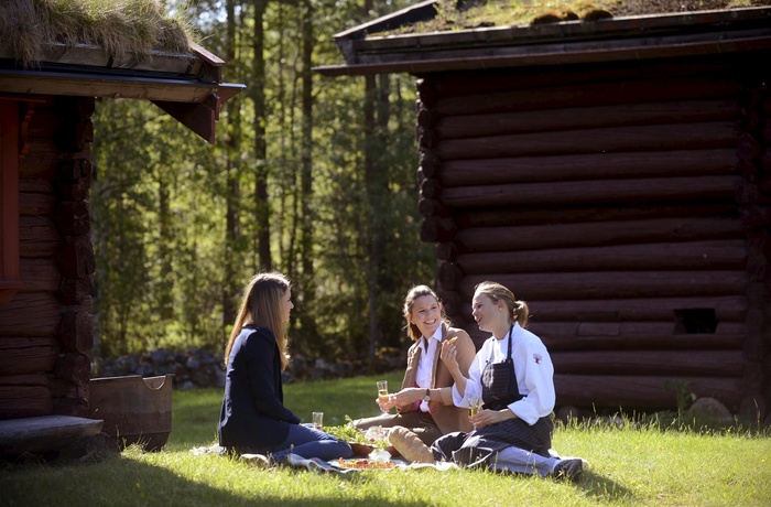 Søstrene Storaas, Norge