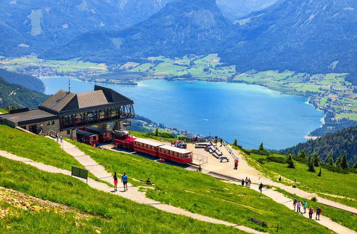 Schafbergbahn der kører fra Saint Wolfgang til bjerget Schafberg - Østrig