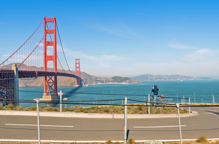 Cyklist fotograferer Golden Gate i San Francisco, USA