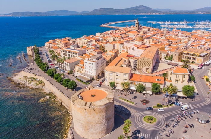 Kystbyen Alghero set fra en drone, Sardinien