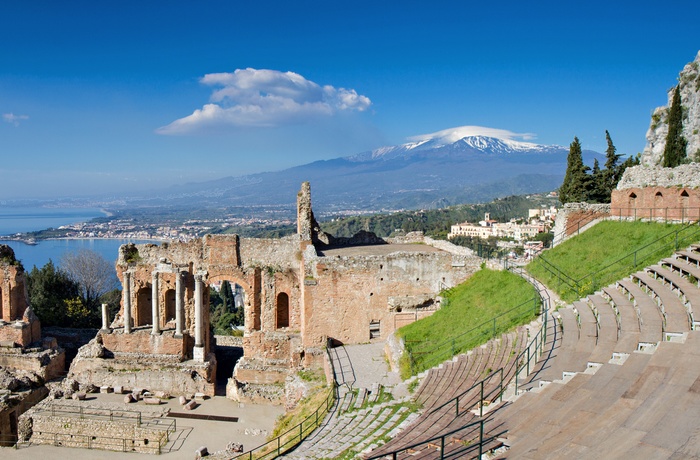 Ruinerne af det græske teater i Taormina og Etna i baggrunden