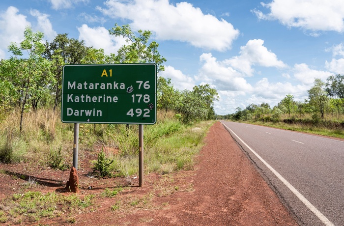 Skilt til byerne Katherine og Darwin i Northern Territory - Australien