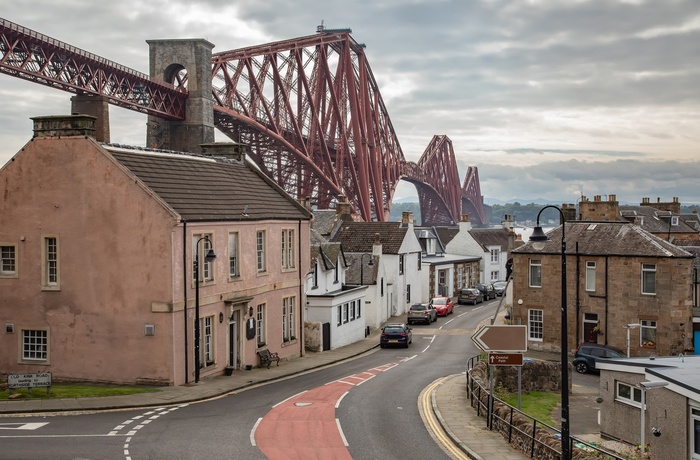 Skotland - Forth Bridge går lige over byen North Queensferry