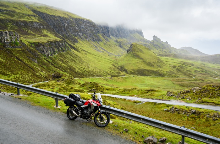 Motorcykel parkeret nær klippeformationen The Quiraing på Isle of Skye - Skotland