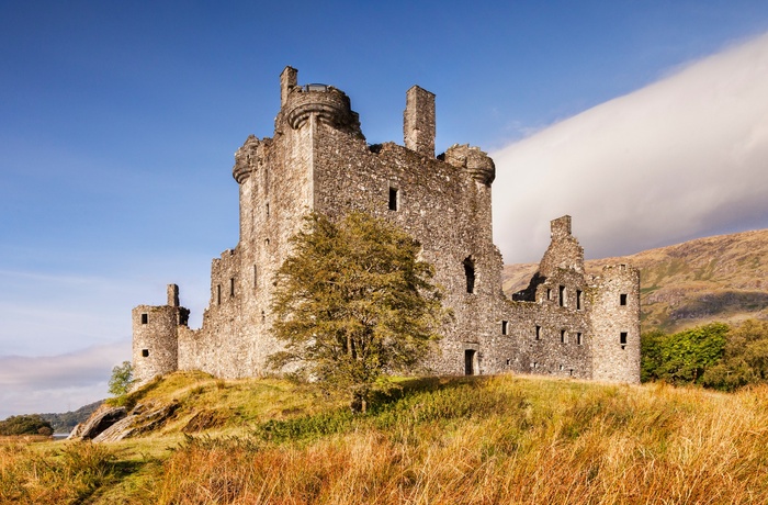 Skotland - ruinen af Kilchurn Castle i solskin