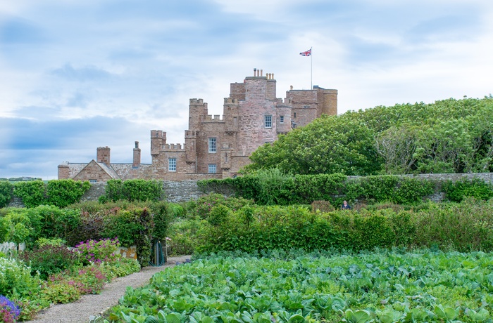 Skotland - the walled garden i forgrunden af Castle of Mey