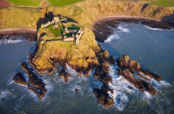 Skotland, Aberdeenshire, Stonehaven - resterne af borgen Dunnottar Castle set fra luften