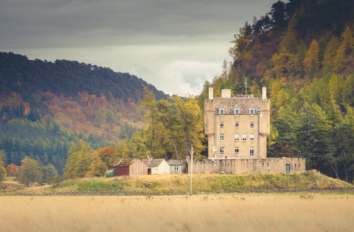 Skotland, Braemar - Braemar Castle og omgivelser i efterårsfarver (Foto VisitScotland & Damian Shields)