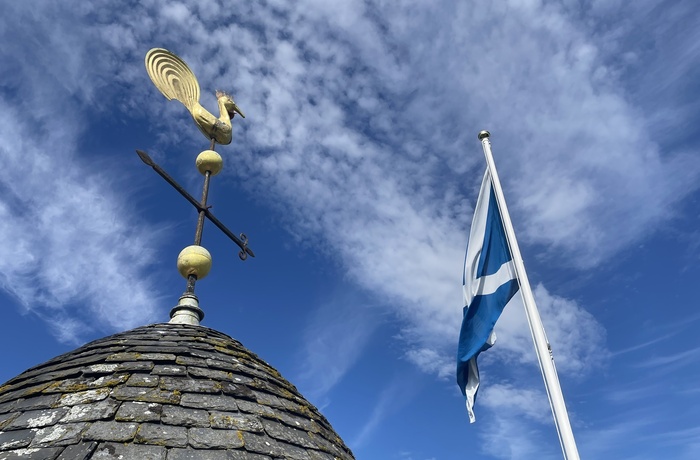 Skotland, Inverurie - det skotske flag over Castle Fraser