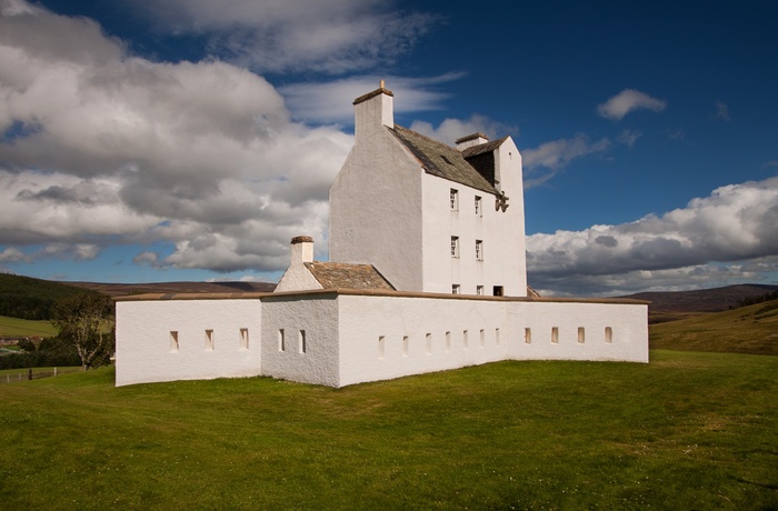 Skotland, Strathdon - det hvide Corgarff Castle med sine imponerende bastioner