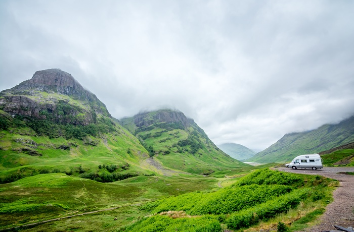 Autocamper parkeret med udsigt til naturen omkring Glen Coe - Skotland