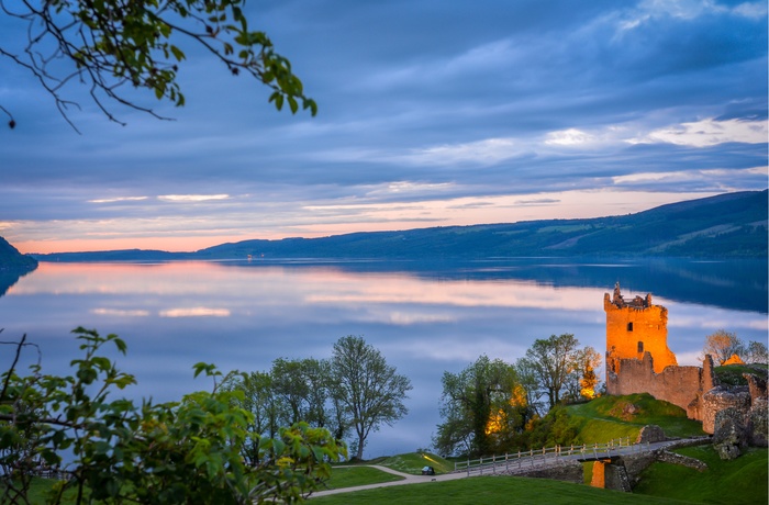 Urquhart Castle i skumringen - Loch Ness