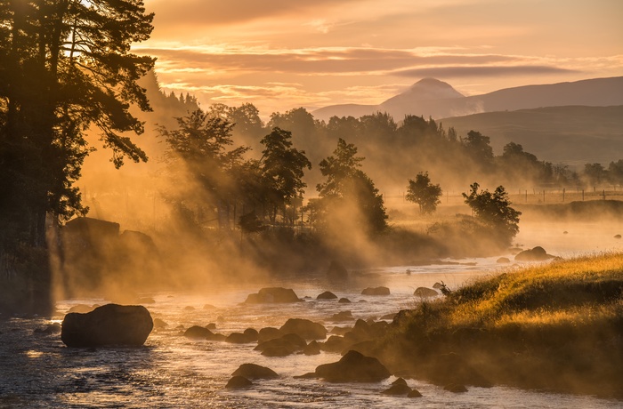 Tåge over floden Gaur i Perthshire, Skotland