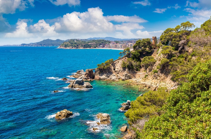 Kyststrækningen nær feriebyen Lloret de Mar i baggrunden - Spanien 