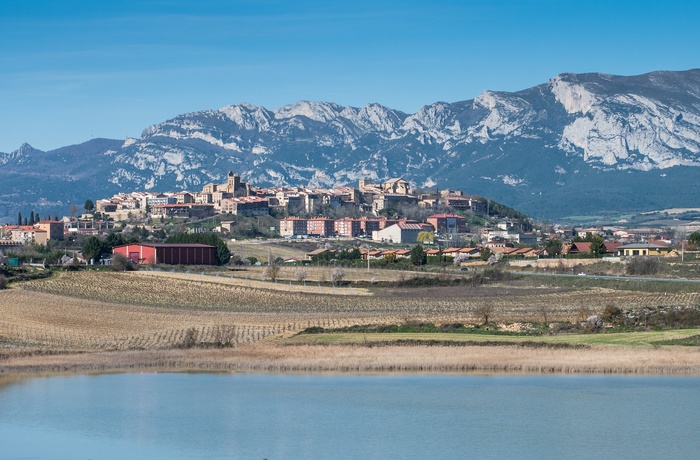 Spanien, Álava, Laguardia -  byen med Carralogrono Lagoon i forgrunden og the Sierra de Cantabria bjergen i baggrunden