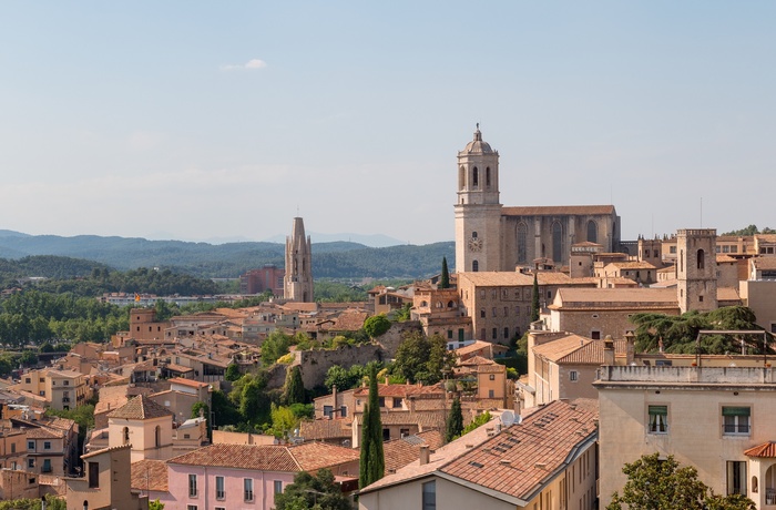 Spanien, Catalonien, Girona - udsigt over byen med katedralen og det smukke landskab som baggrund