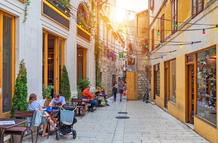 Sidegade til shoppinggaden Marmontova i Split, Dalmatien i Kroatien