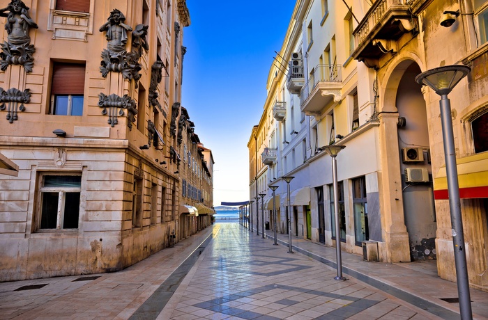 Shoppinggade før åbningstider i Split, Dalmatien i Kroatien