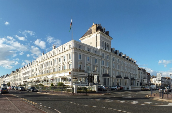 Wales, Llandudno - St. George's Hotel set fra Glan Y Mor Parade