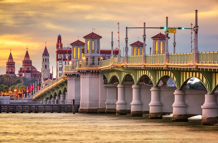 Bridge of Lions med St. Augustine i baggrunden, Florida