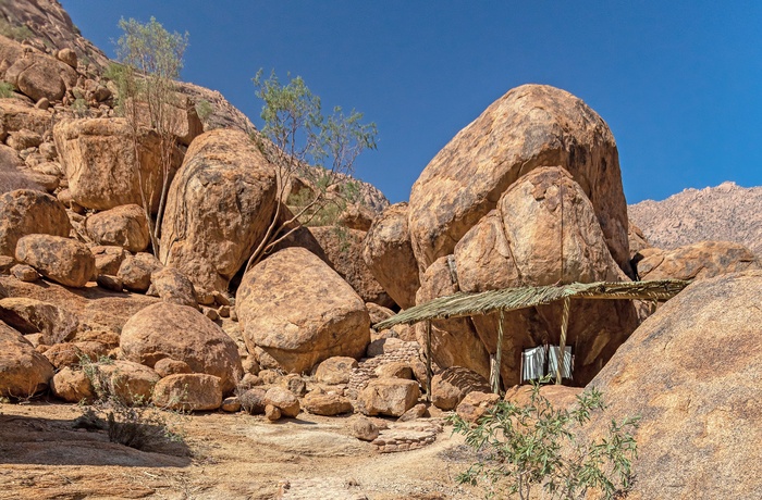 Sti på vej til The White Lady klippemaleri ved Brandberg-bjerget i Namibia