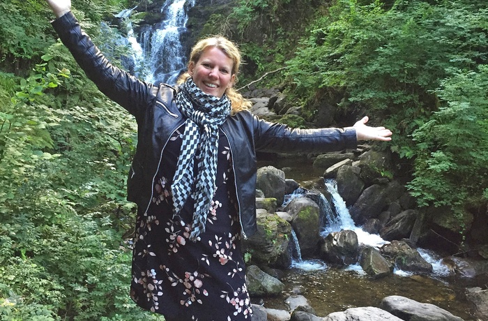 Stine foran Torc Waterfalls i Irland - rejsespecialist i Roskilde