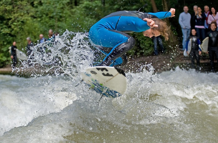 Surfer ved Eisbachwelle i Englischen Garten, München © München Tourismus, Dieter Verstl.jpg