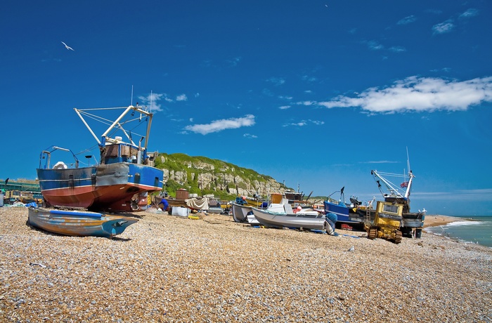 Gamle fiskebåde på straden i Hastings, Sussex i England