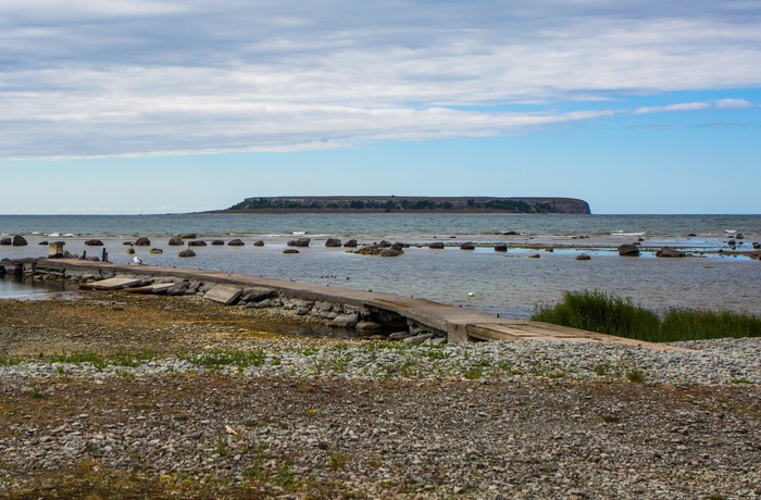 En del af Ekstakusten kyststrækning og øen Stora Karlso i baggrunden, Gotland i Sverige