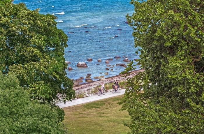 Cyklister langs kysten på Gotland, Sydsverige