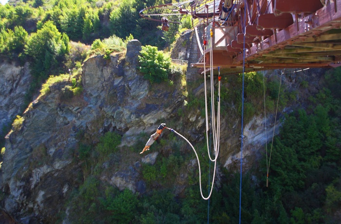 Bungy jumping fra Kawarau Bridge på Sydøen i New Zealand