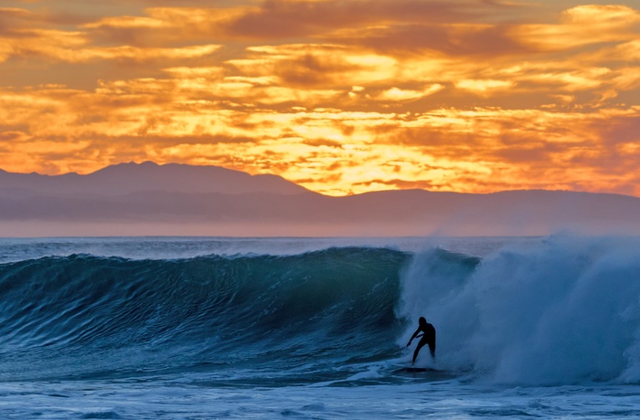 Surfer ved Jeffreys Bay i Sydafrika