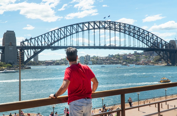 Mand ser på Sydney Harbour Bridge - Australien