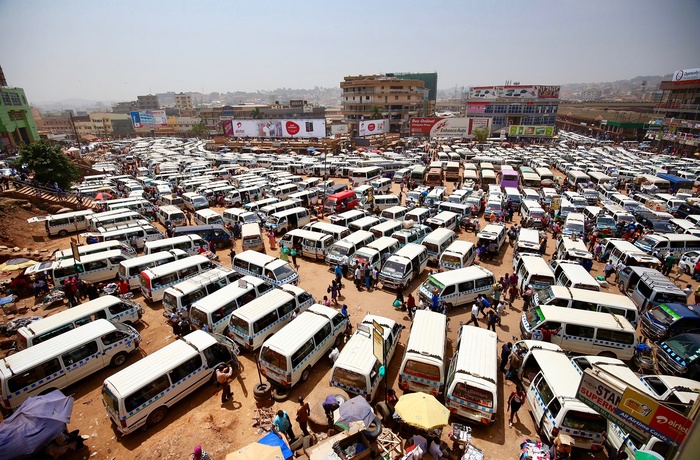 Taxa- og minibus terminal i Kampala - hovedstaden i Uganda
