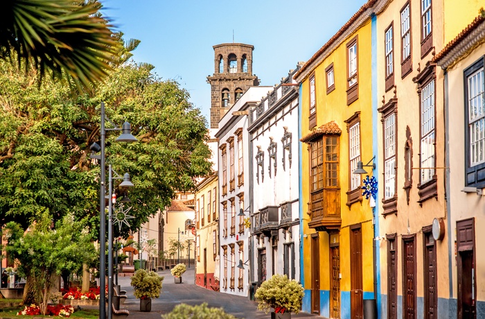 Gade med smukke gamle huse i La Laguna på Tenerife