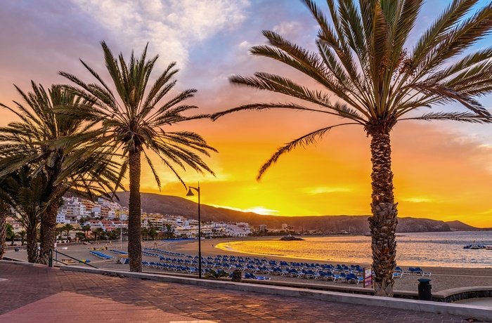 Solnedgang over stranden Playa de las Américas på Tenerife, Spanien