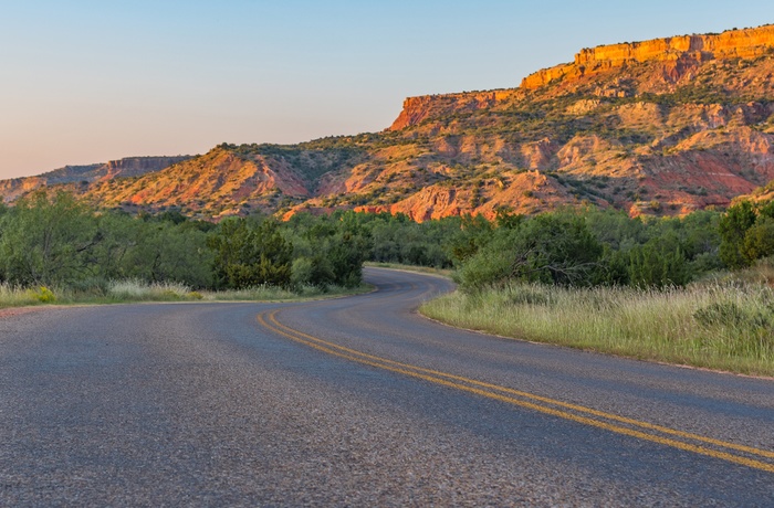 Vej gennem Palo Duro Canyon State Park i Texas, USA