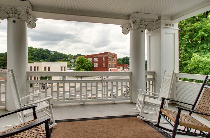 The Inn at Wise, Balkon mod hovedgaden 
