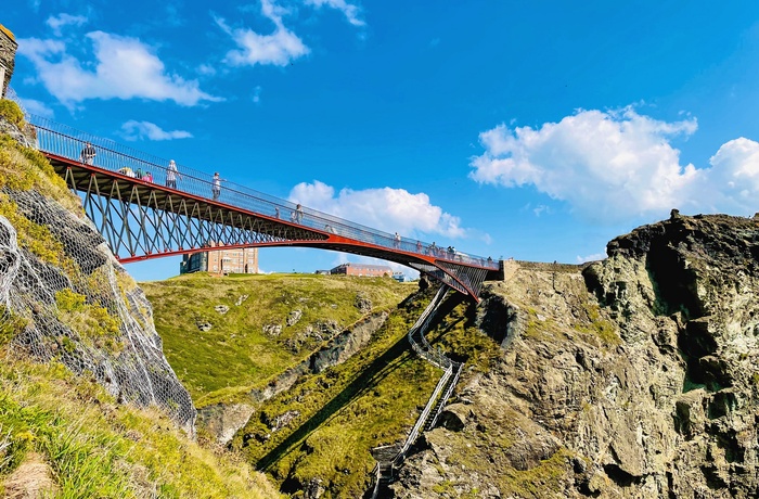 Gangbroen til Tintagel Castle i det nordlige Cornwall - England